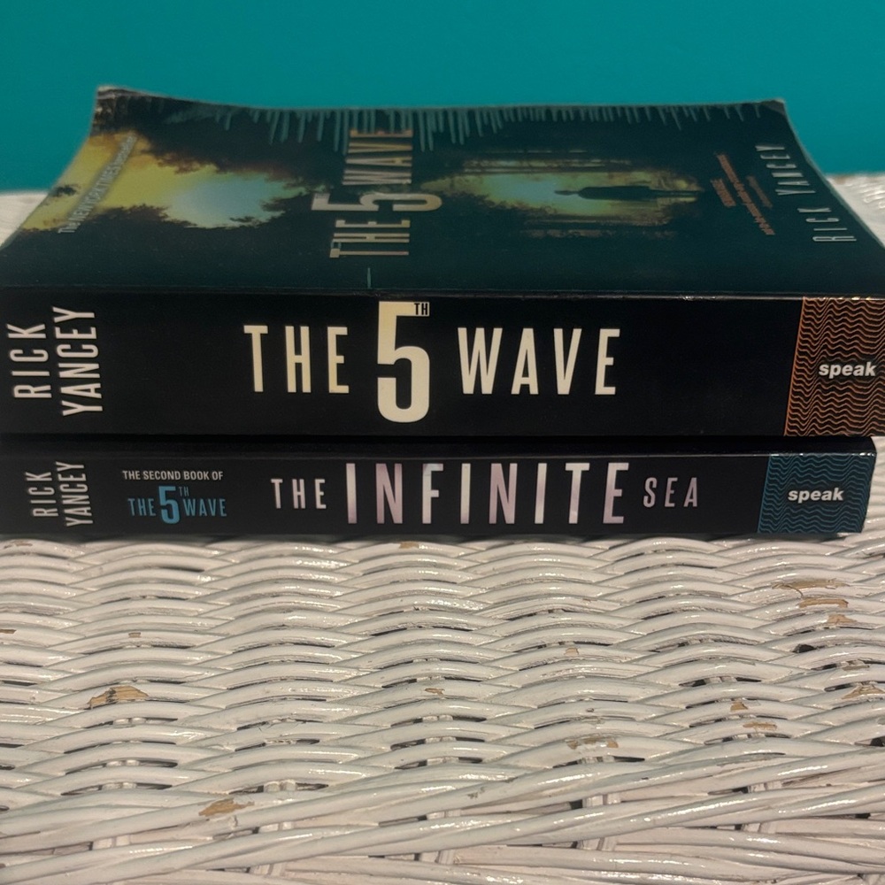 Book bundle of 2 - The 5th Wave and The Infinite Sea Books